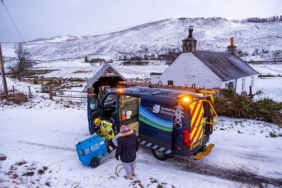 SSEN team unloading a generator from work van