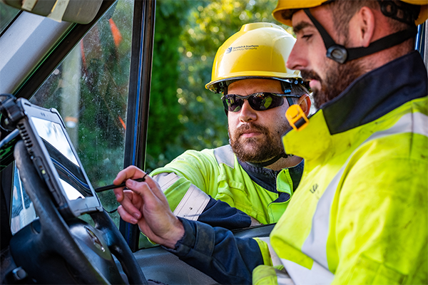 Image of SSEN engineers using tablet to plan works 