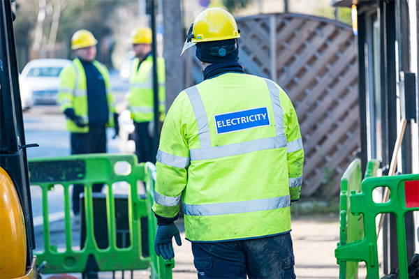 Image of SSEN engineer looking at work site 