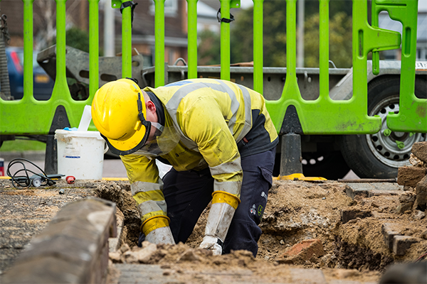 Image of SSEN engineer working on underground cables in a hole 